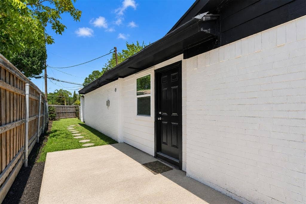 8949 Shorelark Drive, Dallas, TX 75217