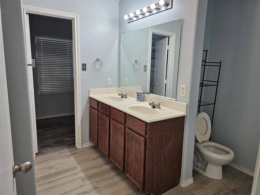 702 Locustberry Drive, Red Oak, TX 75154