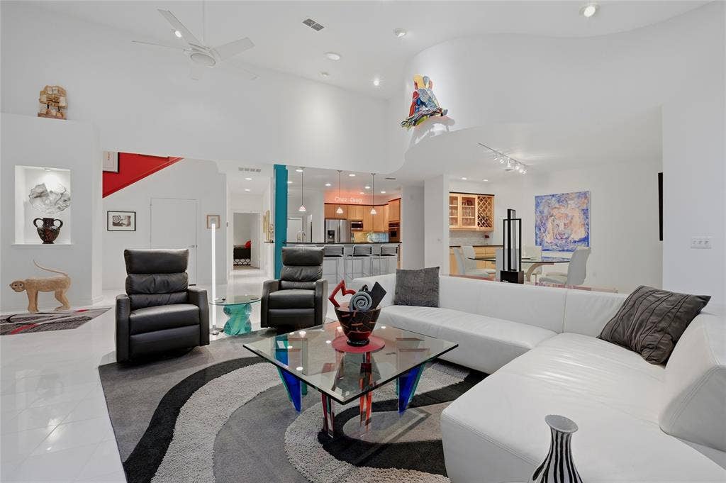 316 Comanche Drive, Lake Kiowa, TX 76240