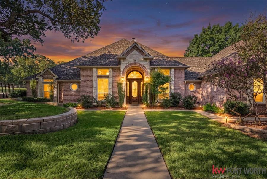 Property photo for 135 Country Vista Circle, Burleson, TX