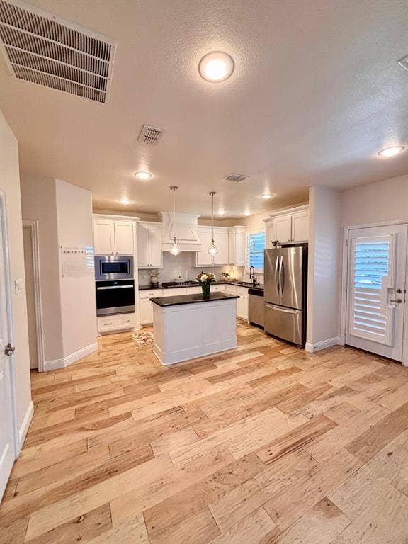 Exquisite kitchen, new oven, paint, sanded floors
