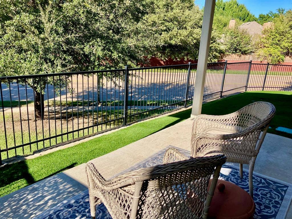 Private wrap-around back patio (astroturf) w yard below