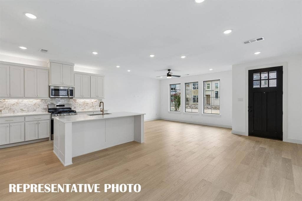621 Taylor Parkway, Celina, TX 75009 Welcome into our beautifully designed, open concept Audry floor plan! REPRESENTATIVE PHOTO