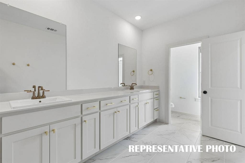 621 Taylor Parkway, Celina, TX 75009 You'll find ample space for two in this wonderful owner's bath. REPRESENTATIVE PHOTO
