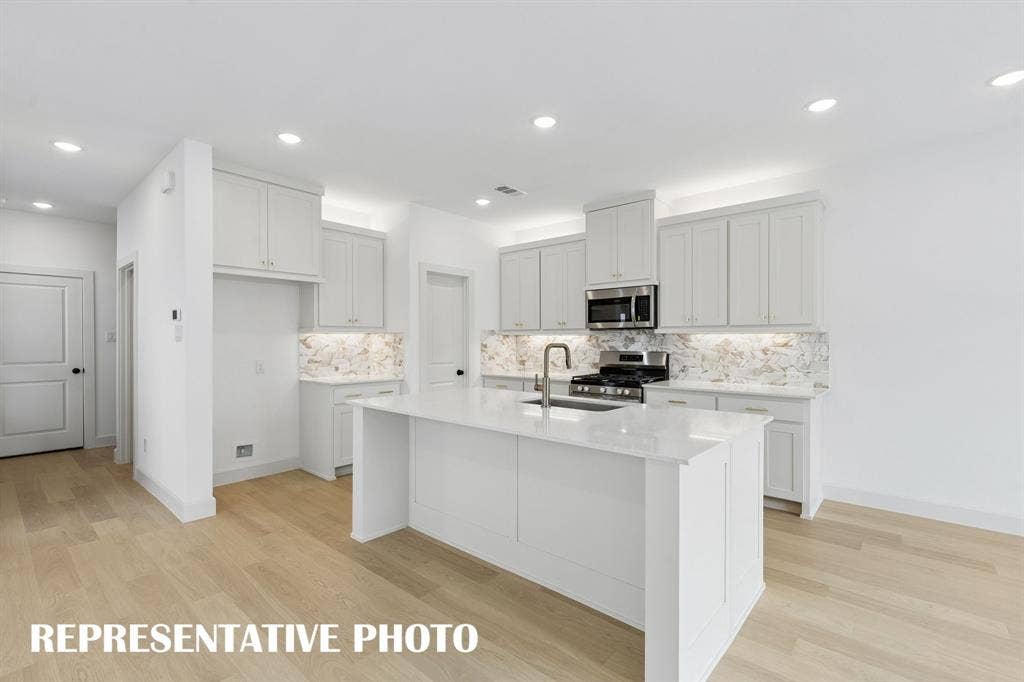 621 Taylor Parkway, Celina, TX 75009 Featuring plenty of storage and prep space, all the chefs in the family will love this dream kitchen! REPRESENTATIVE PHOTO
