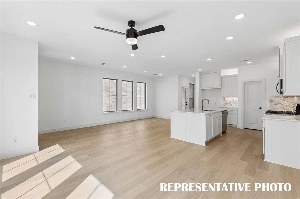 621 Taylor Parkway, Celina, TX 75009 Open and flowing, our Audrey plan was designed for entertaining. REPRESENTATIVE PHOTO