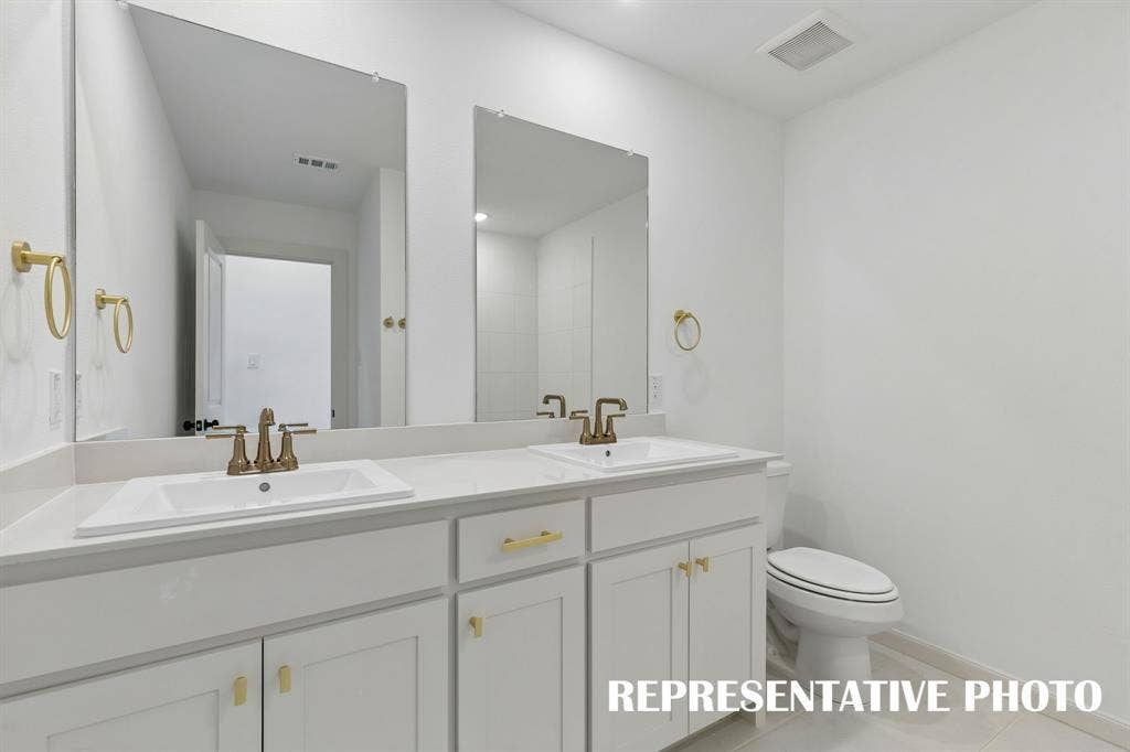 621 Taylor Parkway, Celina, TX 75009 Guests will enjoy their own vanity space in this thoughtfully designed guest bath. REPRESENTATIVE PHOTO