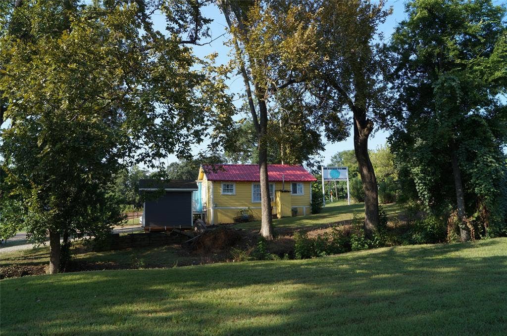 402 E College St, Canton, TX 75103