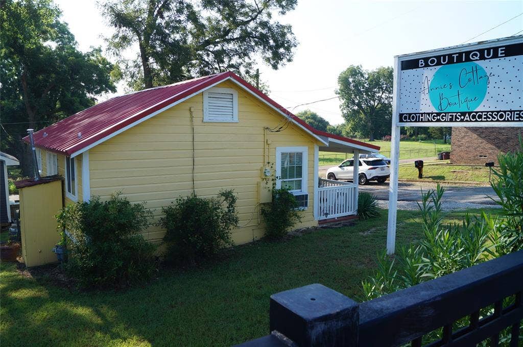 402 E College St, Canton, TX 75103