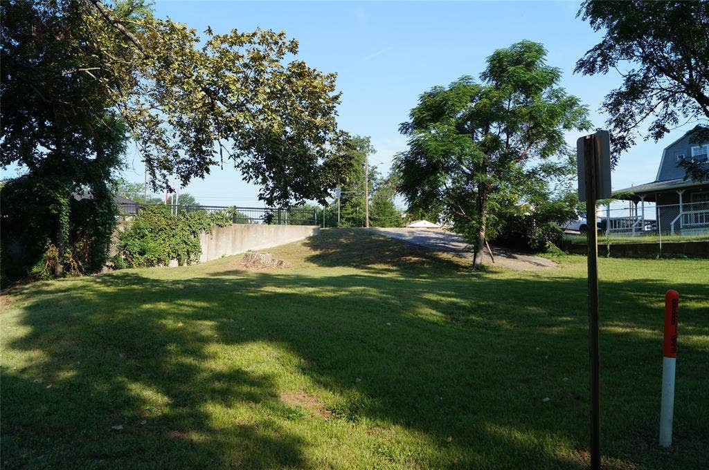 402 E College St, Canton, TX 75103