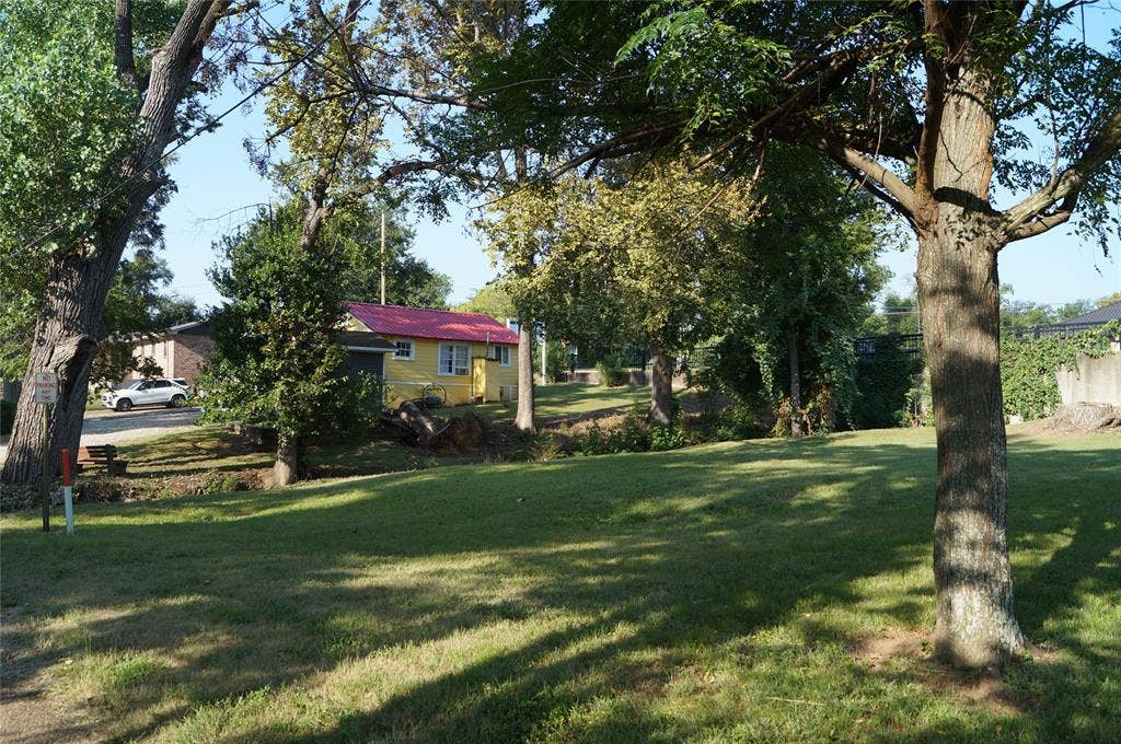 402 E College St, Canton, TX 75103