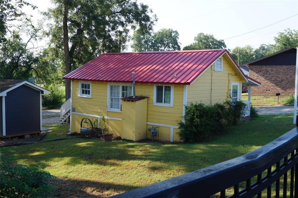 402 E College St, Canton, TX 75103
