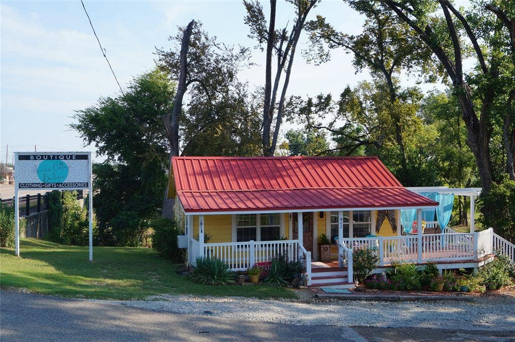 402 E College St, Canton, TX 75103