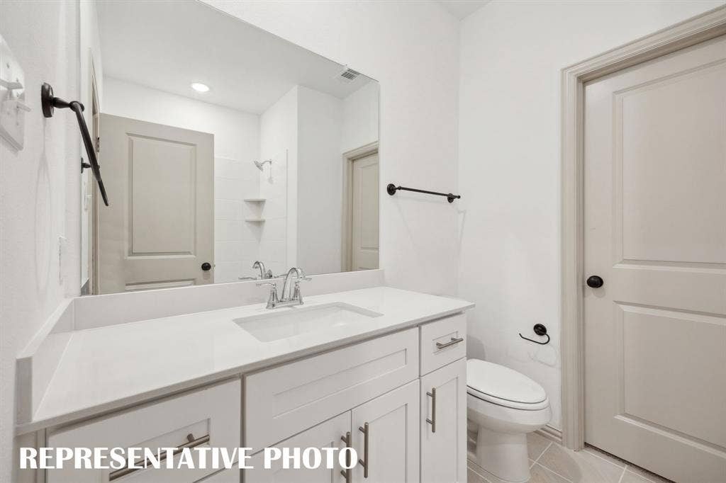 5312 Springlake Parkway, Haltom City, TX 76117 You'll find a beautifully finished main floor ensuite bath in our Elizabeth plan. REPRESENTATIVE PHOTO