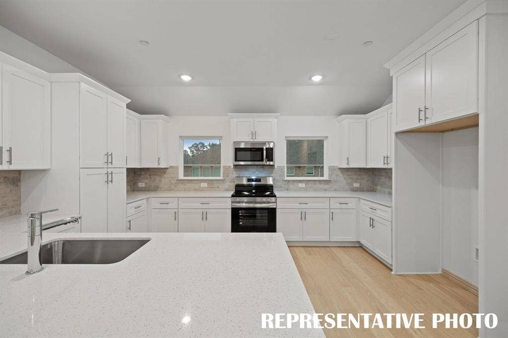 5312 Springlake Parkway, Haltom City, TX 76117 Our Elizabeth floor plan offers the dream kitchen you have been searching for! REPRESENTATIVE PHOTO