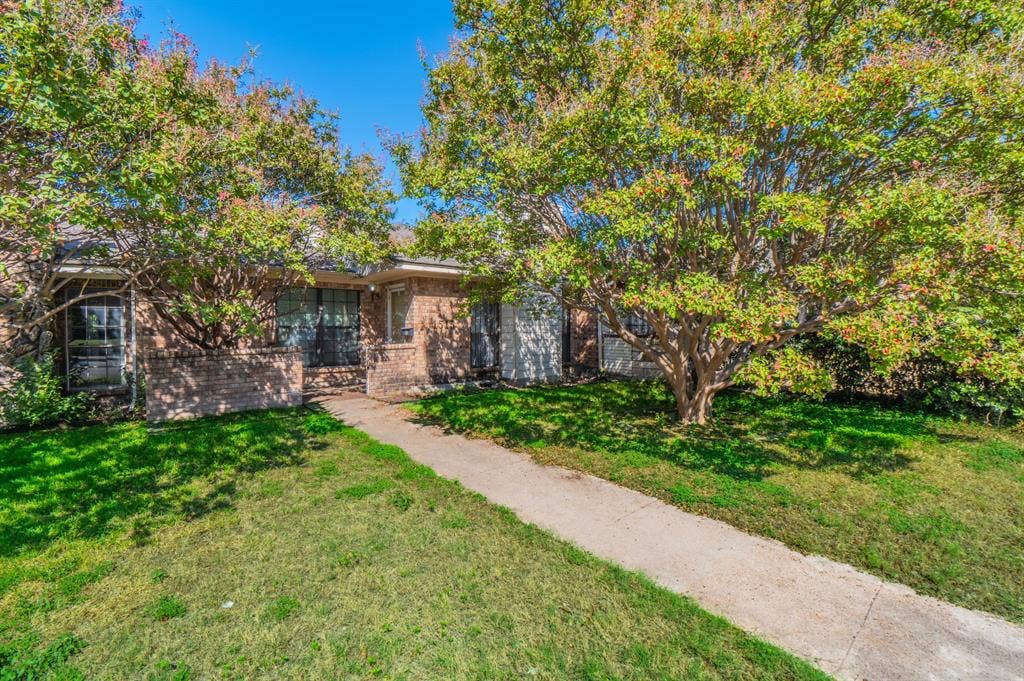 1515 Cherrycrest Street, Dallas, TX 75228