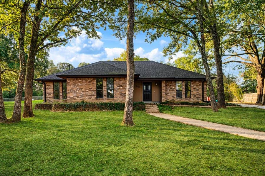 Property photo for 3820 Lakeshore Drive, Paris, TX