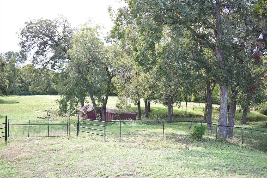 3933 Lawnview Avenue, Dallas, TX 75227 3933 Lawnview Avenue, Dallas, TX 75227