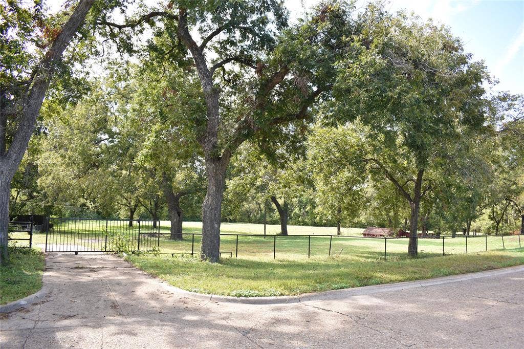 3933 Lawnview Avenue, Dallas, TX 75227 3933 Lawnview Avenue, Dallas, TX 75227