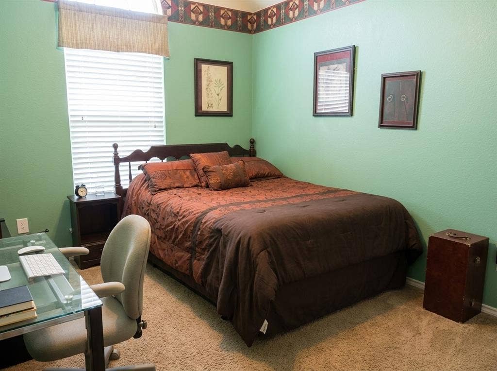 2306 Summit Drive, McKinney, TX 75071 Vaulted ceiling, arched window with horizontal blinds, decorative wallpaper border, and wall-to-wall carpeting