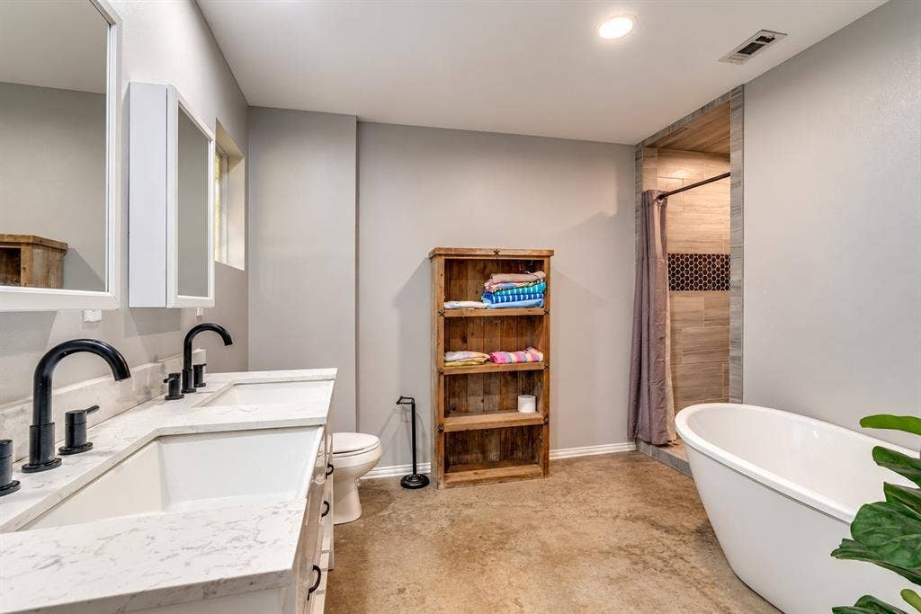 Dual sinks, soaking tub and separate shower!