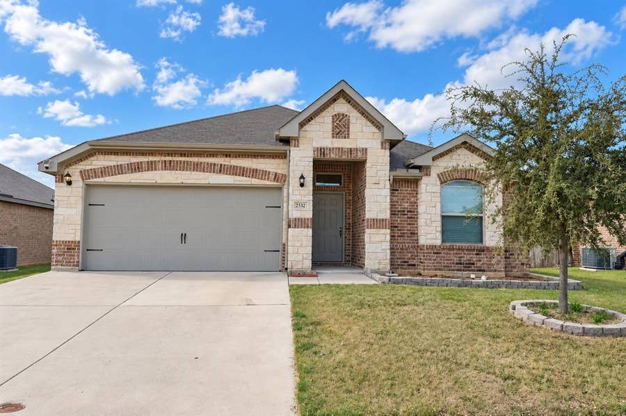 Property photo for 2532 Silver Fox Trail, Weatherford, TX