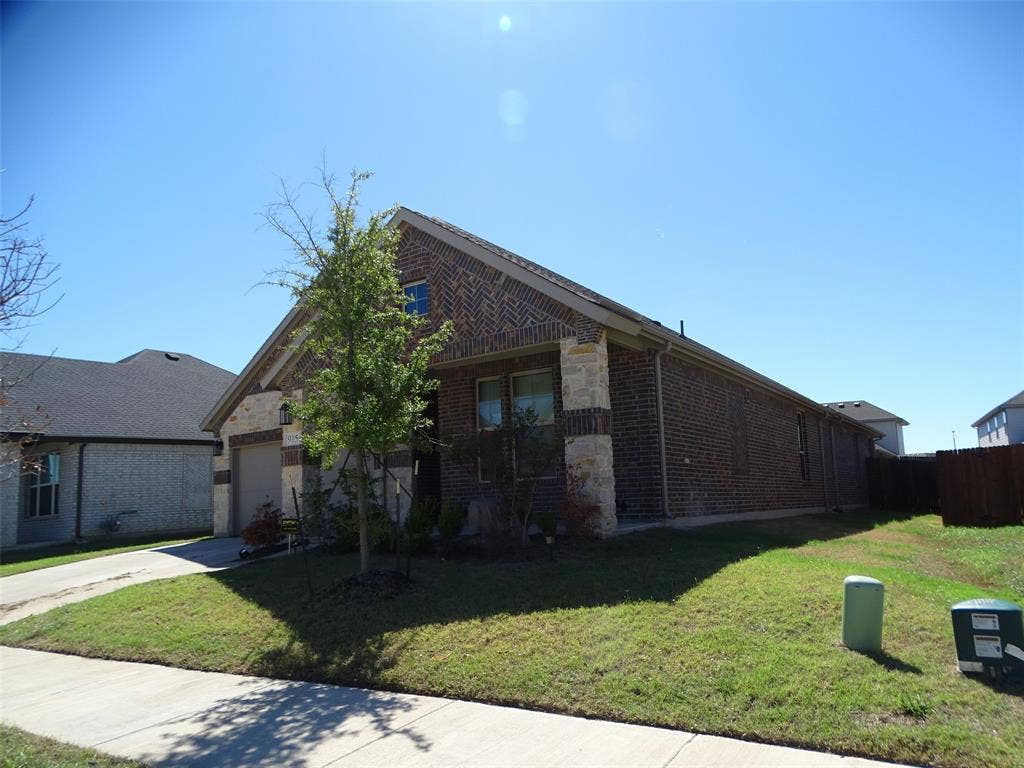 915 Hawthorn Lane, Mansfield, TX 76063
