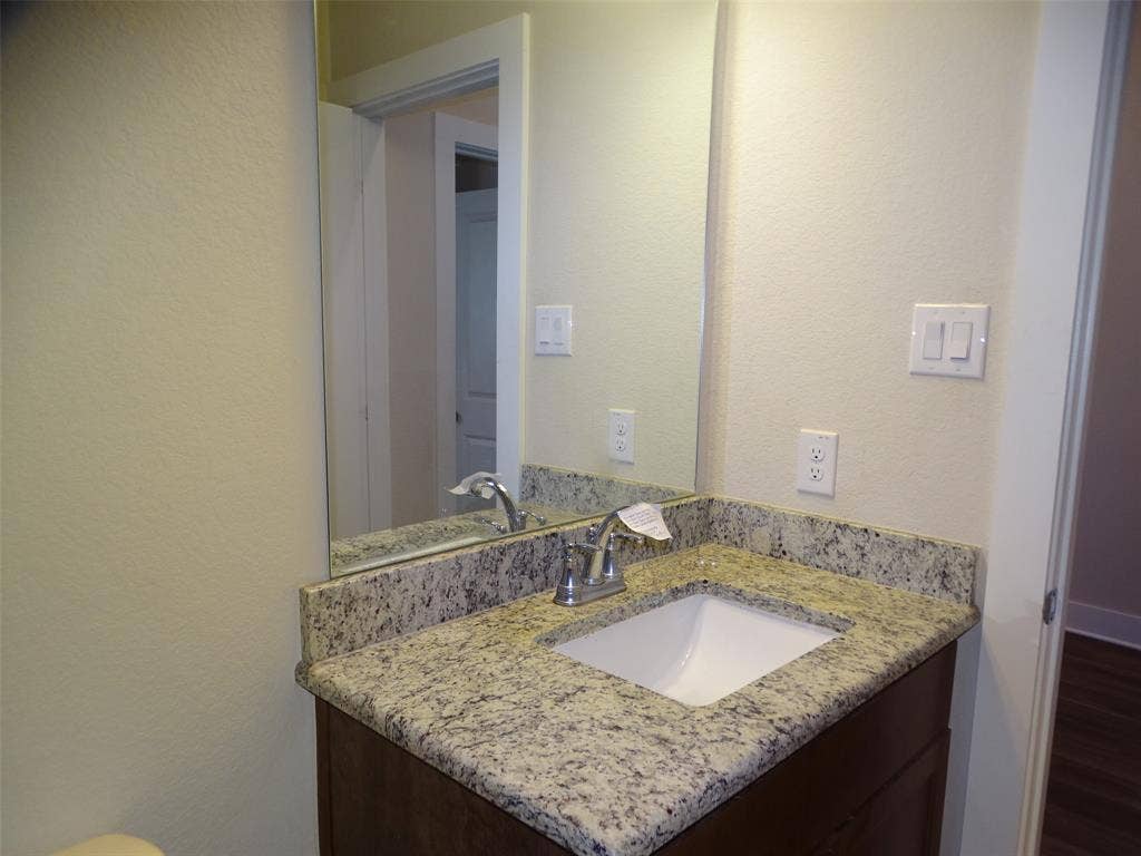 915 Hawthorn Lane, Mansfield, TX 76063