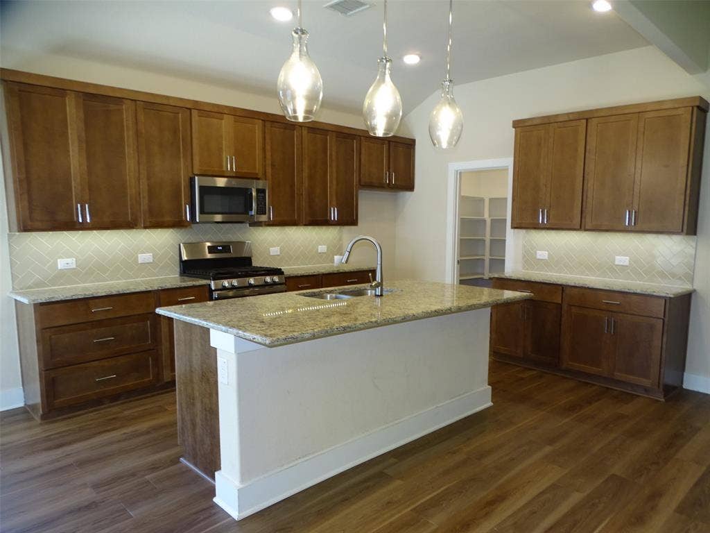 915 Hawthorn Lane, Mansfield, TX 76063