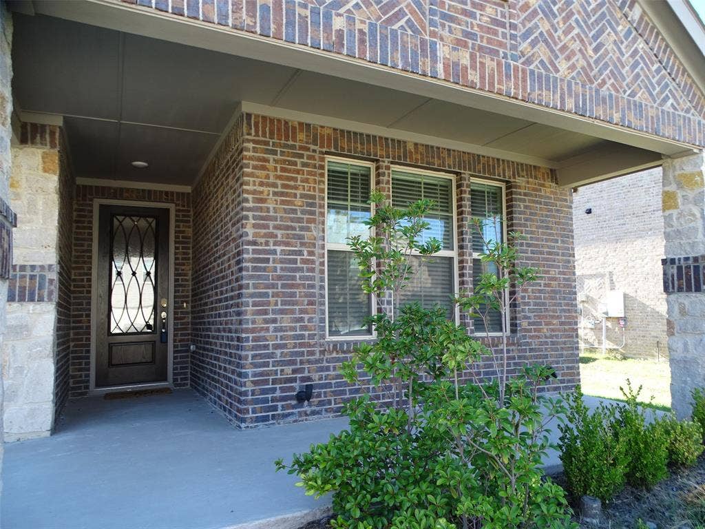 915 Hawthorn Lane, Mansfield, TX 76063