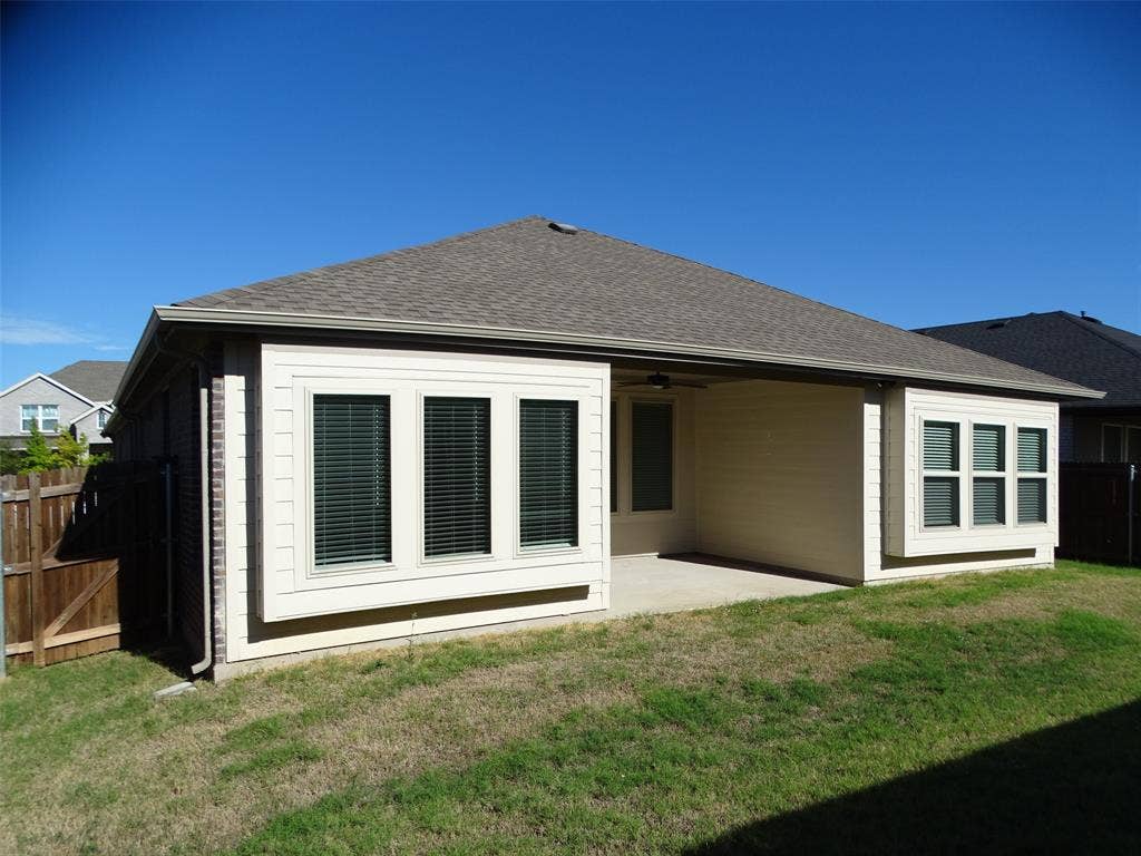 915 Hawthorn Lane, Mansfield, TX 76063