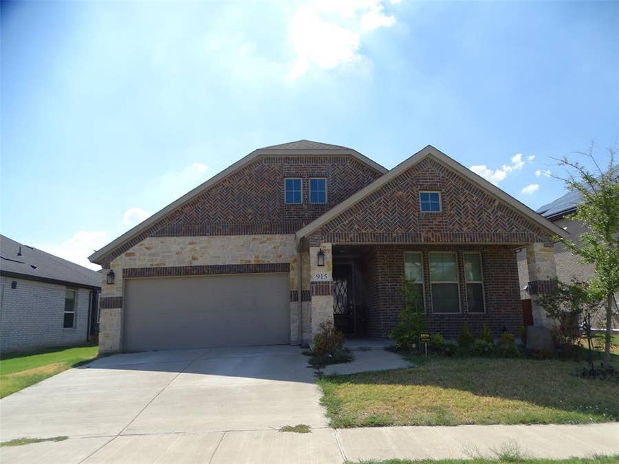 Property photo for 915 Hawthorn Lane, Mansfield, TX