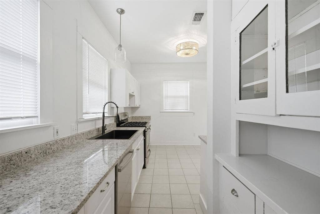 1124 W Arlington Avenue, Fort Worth, TX 76110 1124 W Arlington Avenue, Fort Worth, TX 76110