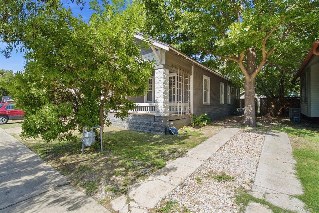 1124 W Arlington Avenue, Fort Worth, TX 76110 1124 W Arlington Avenue, Fort Worth, TX 76110