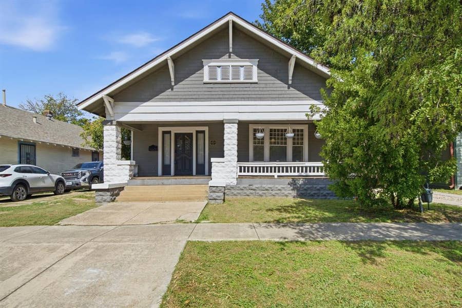 Property photo for 1124 W Arlington Avenue, Fort Worth, TX