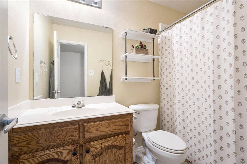 2750 Chalmers Court, Rockwall, TX 75032 The full hallway bath has easy access from both additional bedrooms.