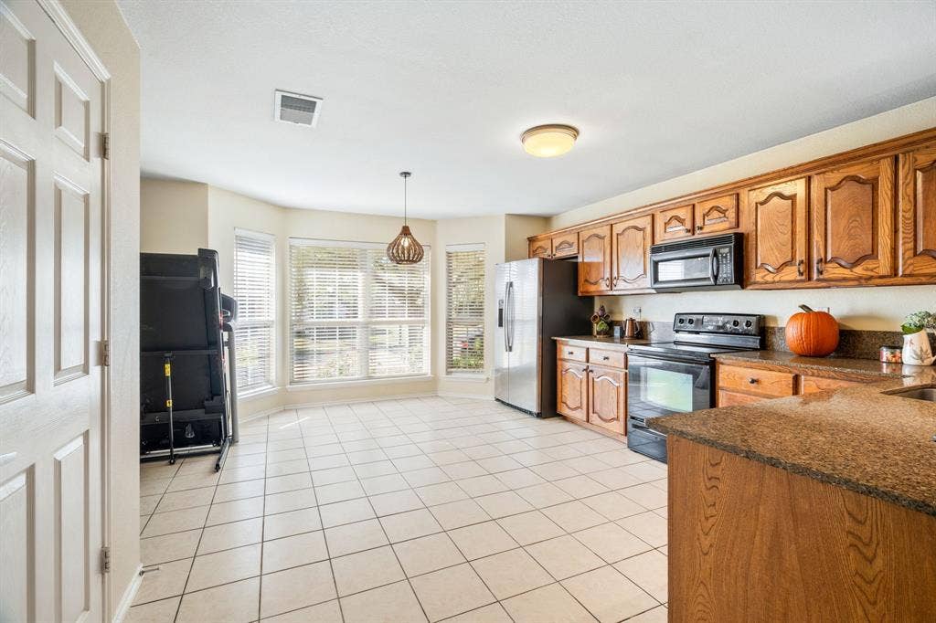 2750 Chalmers Court, Rockwall, TX 75032 This large kitchen area can easily accommodate a breakfast table.