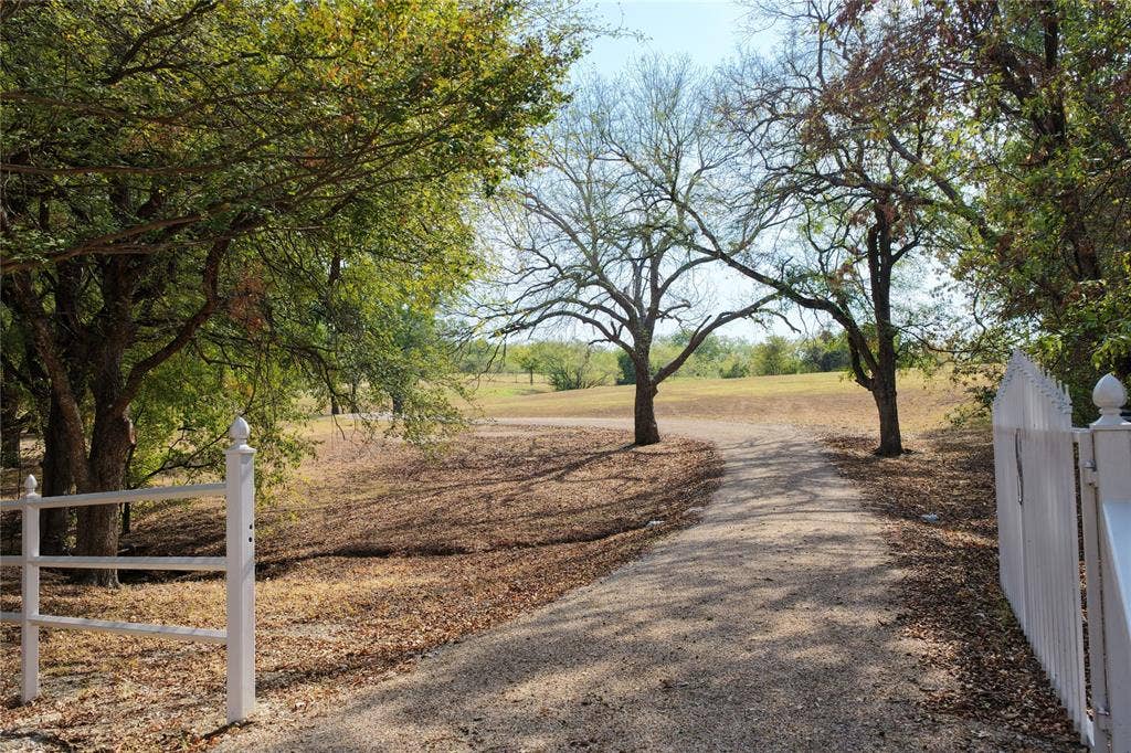 1141 Sugar Ridge Road, Ennis, TX 75119