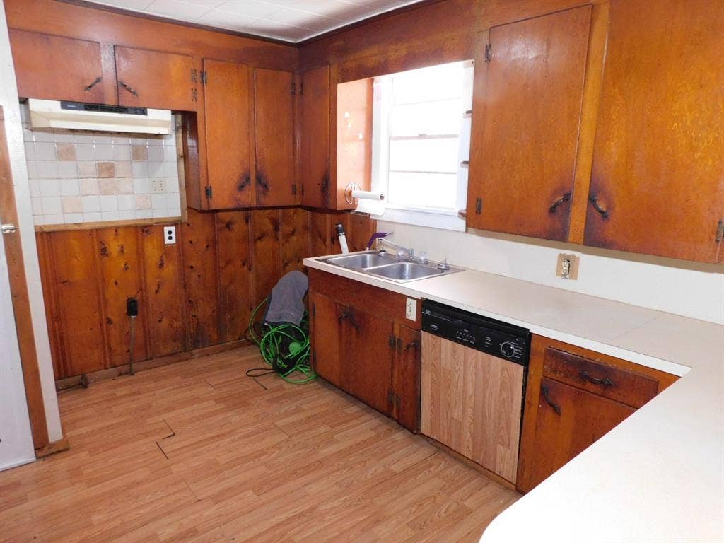 204 ELMWOOD Street, Springhill, LA 71075