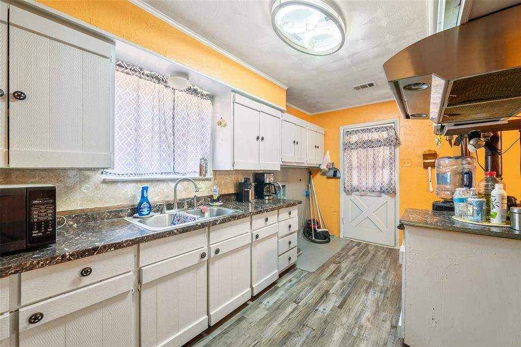 3823 Dempster Avenue, Cockrell Hill, TX 75211 Middle House