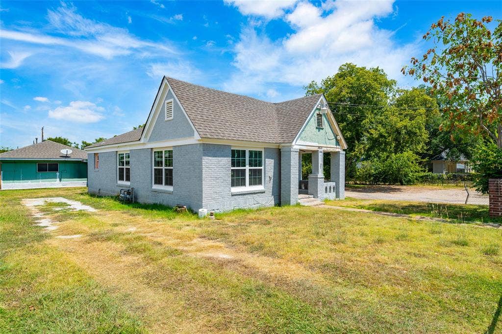 3823 Dempster Avenue, Cockrell Hill, TX 75211 Front House