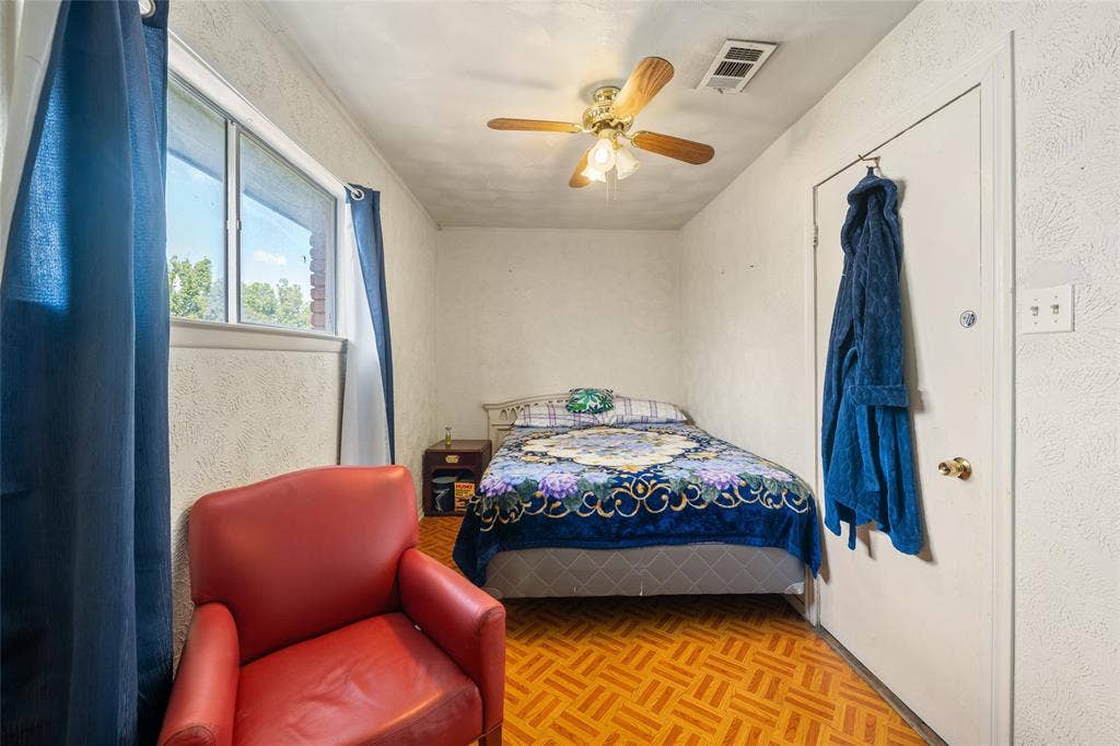 3823 Dempster Avenue, Cockrell Hill, TX 75211 Middle House