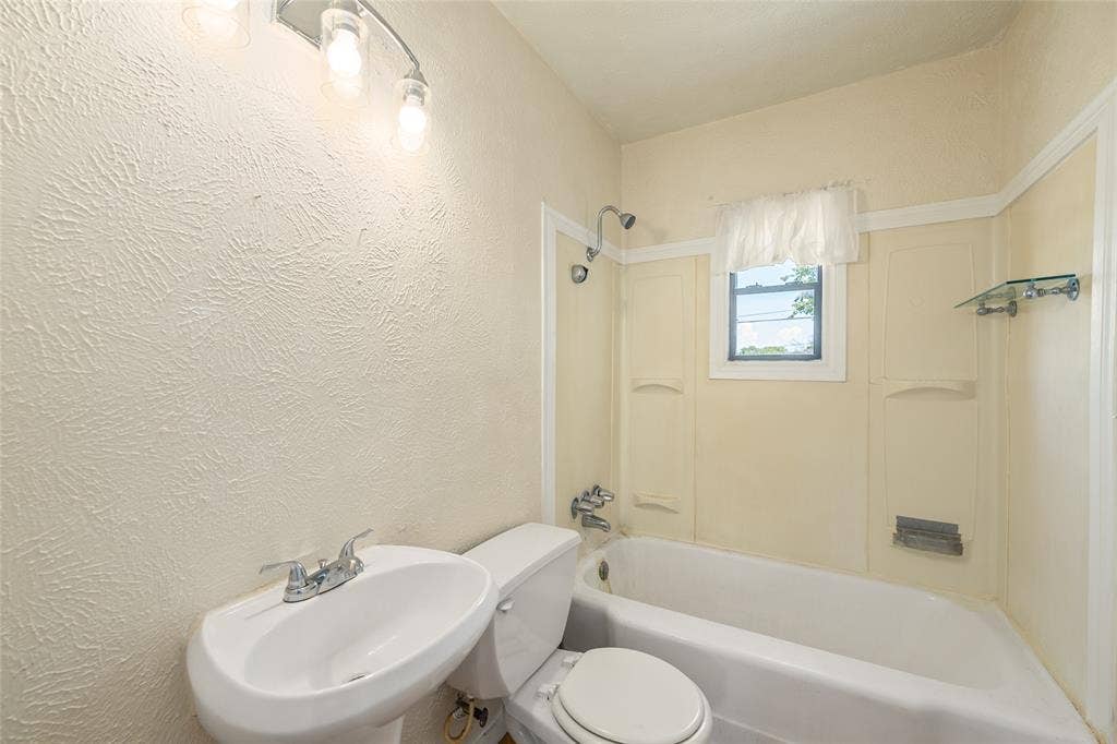 3823 Dempster Avenue, Cockrell Hill, TX 75211 Back House