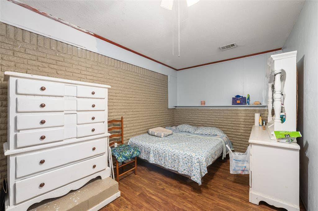 3823 Dempster Avenue, Cockrell Hill, TX 75211 Middle House