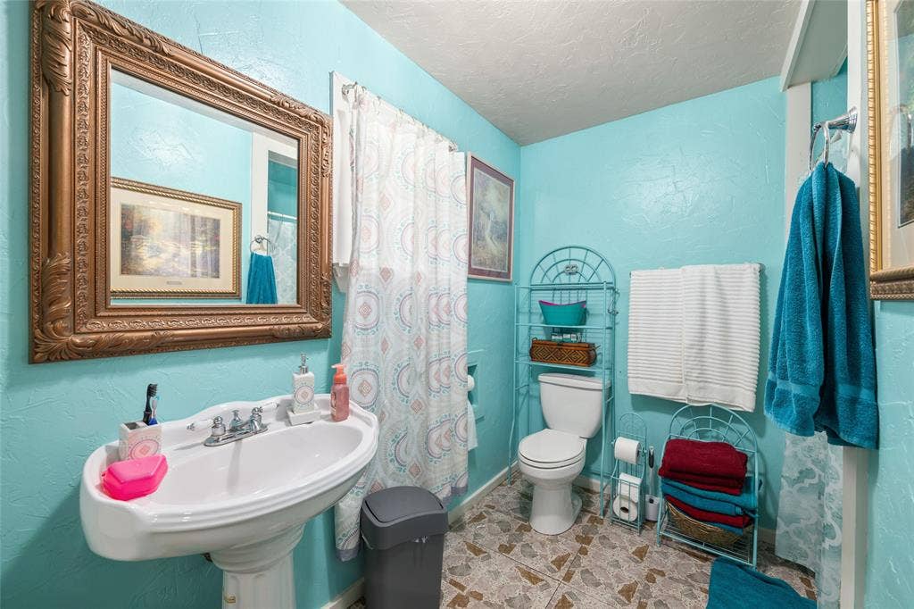 3823 Dempster Avenue, Cockrell Hill, TX 75211 Middle House