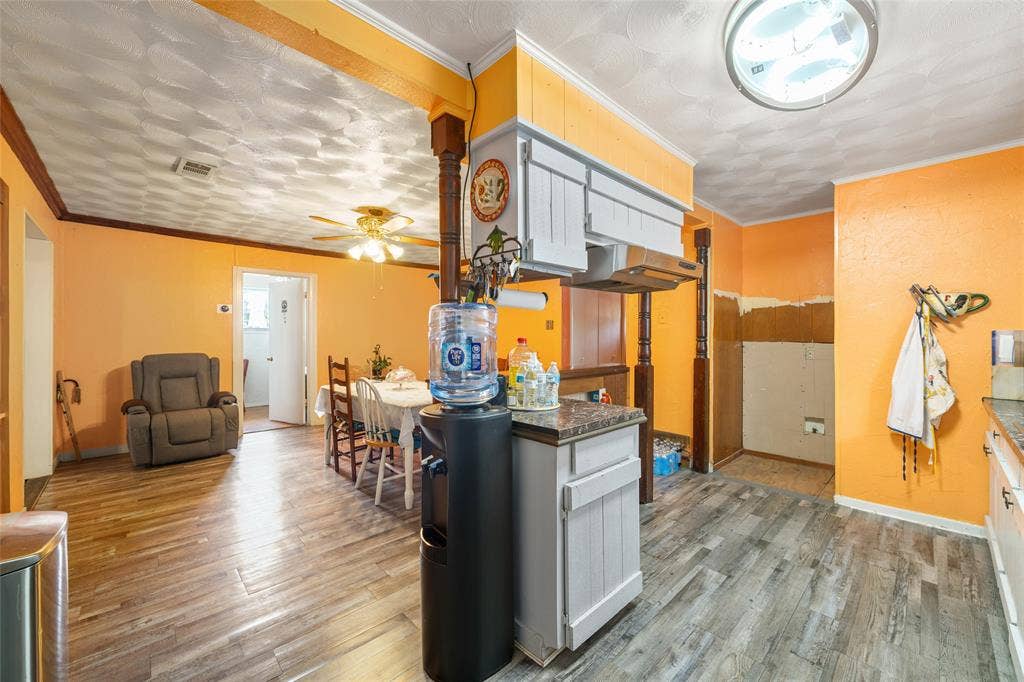 3823 Dempster Avenue, Cockrell Hill, TX 75211 Middle House