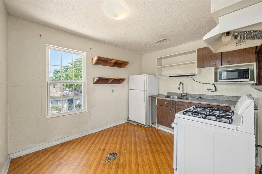 3823 Dempster Avenue, Cockrell Hill, TX 75211 Back House