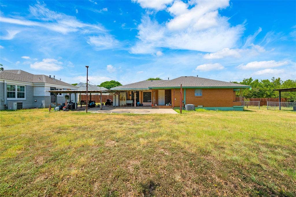 3823 Dempster Avenue, Cockrell Hill, TX 75211 Middle House