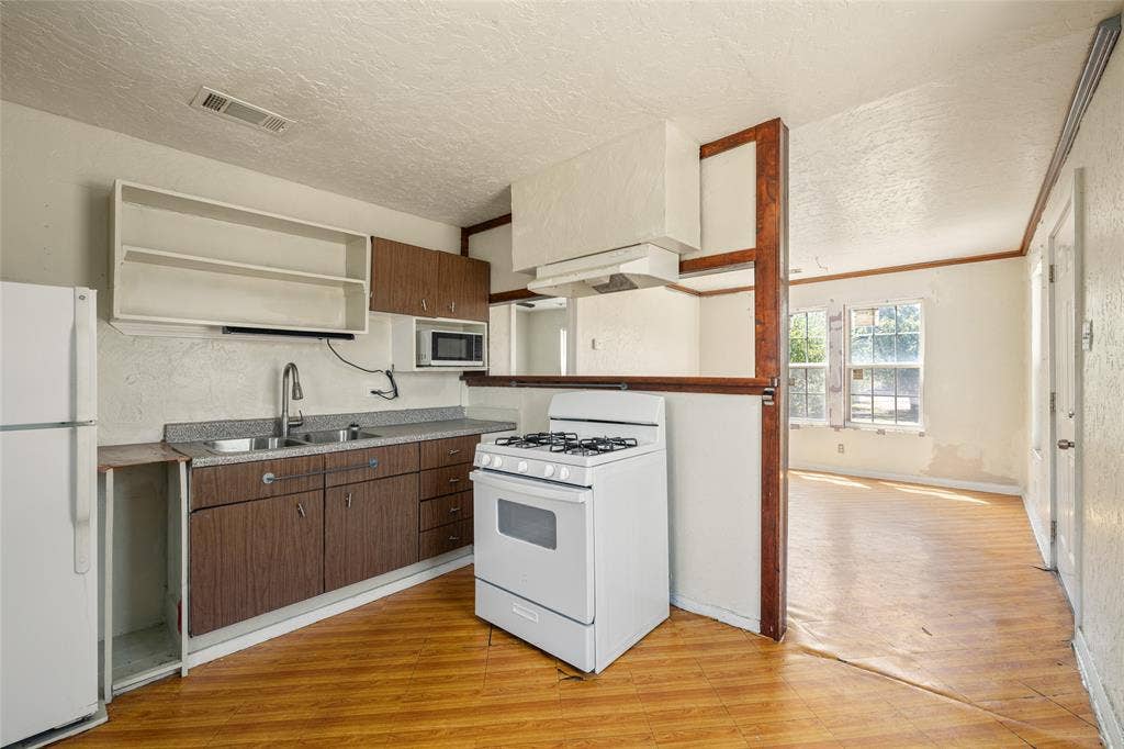 3823 Dempster Avenue, Cockrell Hill, TX 75211 Back House