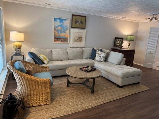 8324 Lullwater Drive, Dallas, TX 75218 8324 Lullwater Drive, Dallas, TX 75218